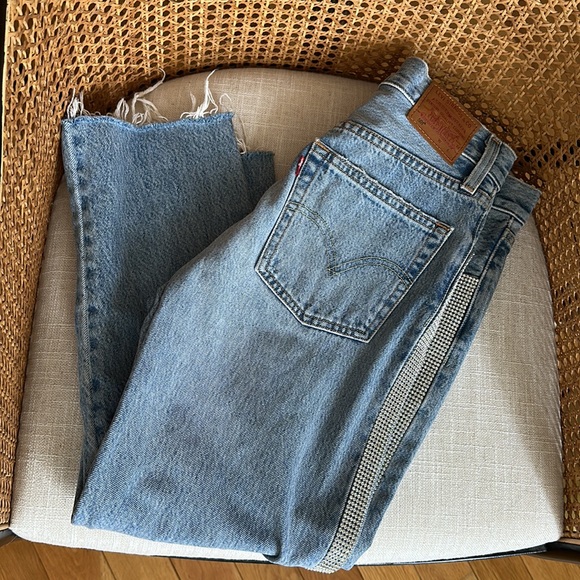 Levi’s 501 Crop Straight Medium Wash Distressed Rhinestone Jeans - Picture 4 of 9